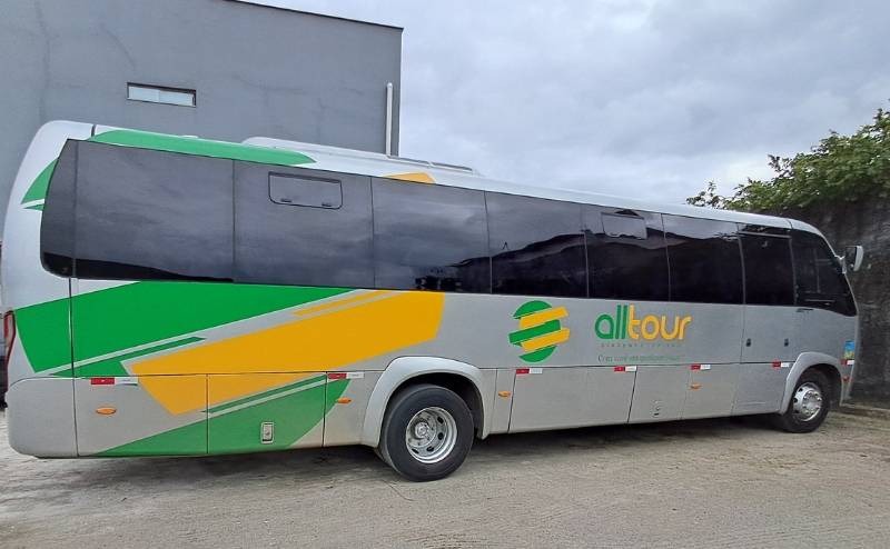 Motorista Alltour acomodando as malas com cuidado no porta-malas
